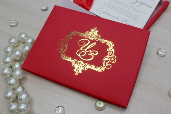 красно-золотые свадебные пригласительные в коробке